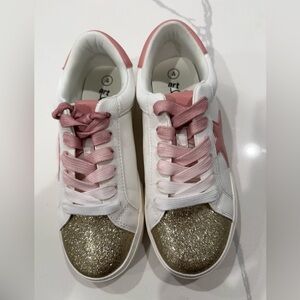 Brand New! Girls-Art Class White and Gold Glitter Star Sneakers-Size 4